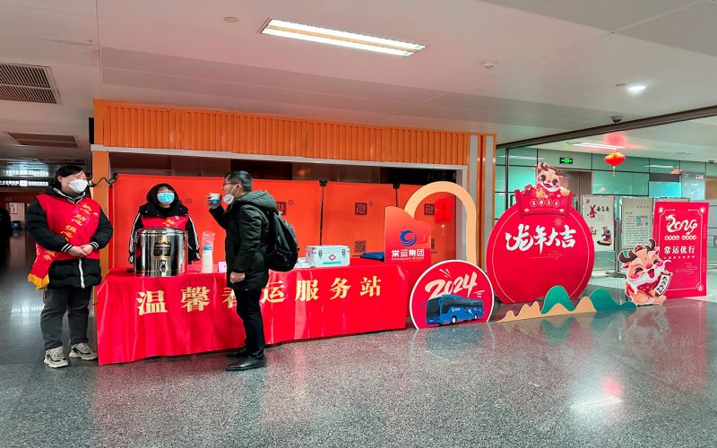 平靜的旅途中，熟悉的溫馨依舊 ——春運(yùn)路上的暖心服務(wù)