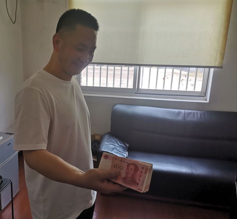 點(diǎn)贊！拾金不昧好的哥 萬元現(xiàn)金物歸原主